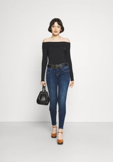 Узкие джинсы