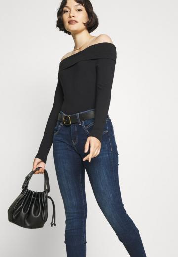 Узкие джинсы