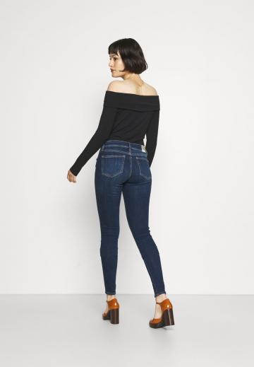 Узкие джинсы