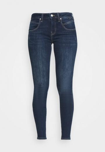 Узкие джинсы