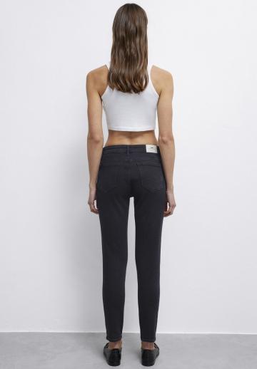 Узкие джинсы