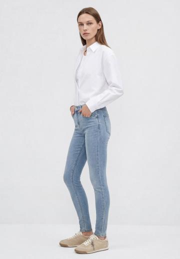 Узкие джинсы