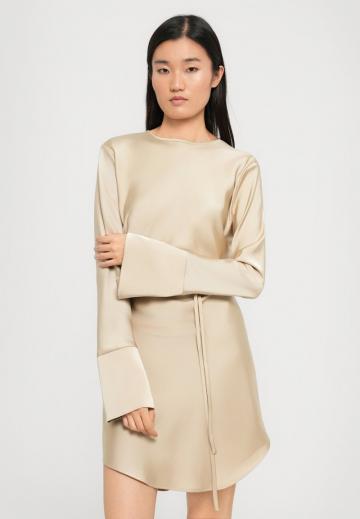 Короткое платье