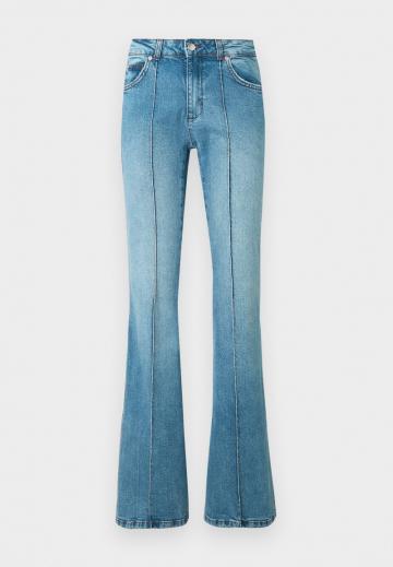 Клешеные джинсы