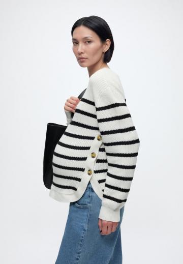 Пуловер в полоску