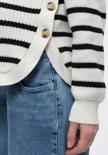 Пуловер в полоску