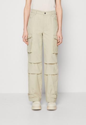 Брюки с накладными карманами