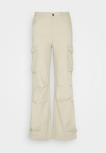 Брюки с накладными карманами