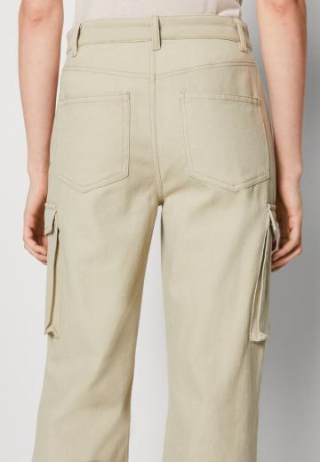 Брюки с накладными карманами