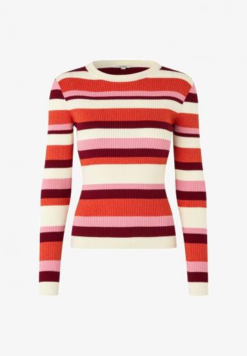 Пуловер в полоску