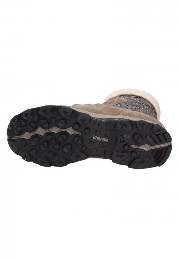 Спортивные сапоги