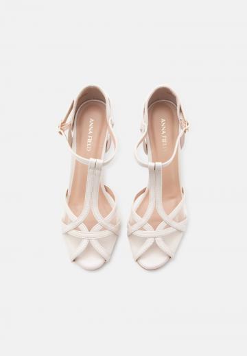 Туфли с открытым носом