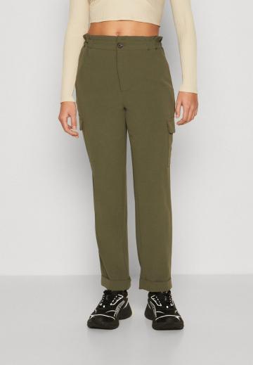 Брюки с накладными карманами
