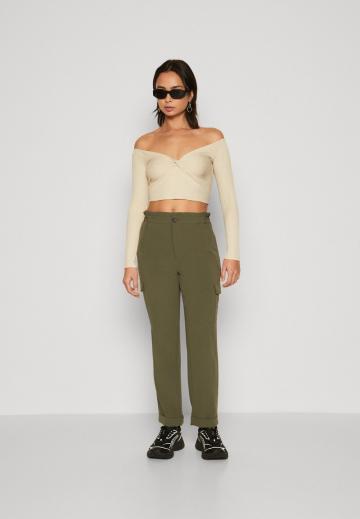 Брюки с накладными карманами