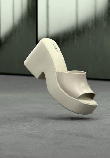 Босоножки на каблуке