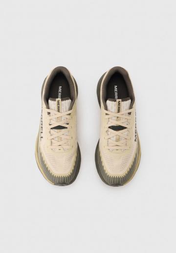 Походные кроссовки