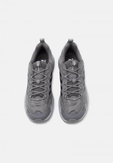 Походные кроссовки