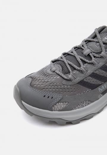 Походные кроссовки