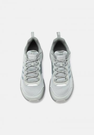 Походные кроссовки