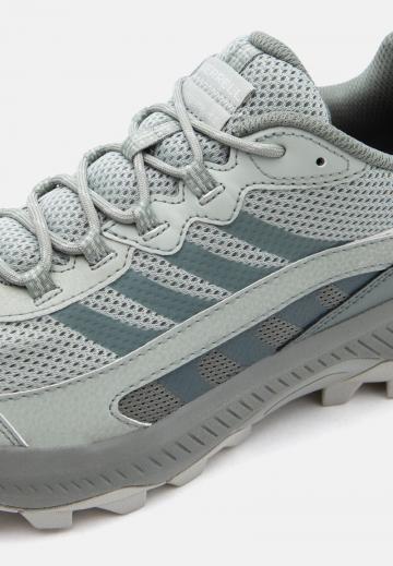 Походные кроссовки