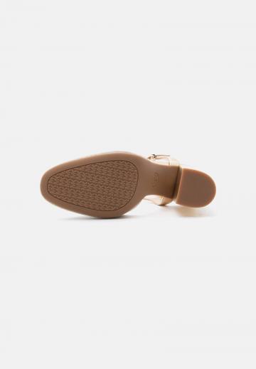 Туфли на высоком каблуке