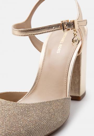 Туфли на высоком каблуке