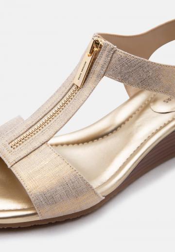 Босоножки на танкетке