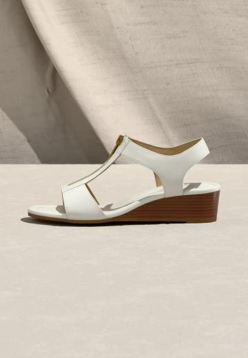 Босоножки на танкетке