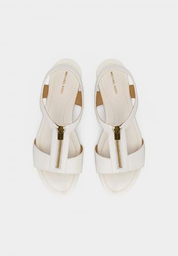 Босоножки на танкетке