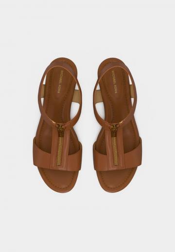 Босоножки на танкетке