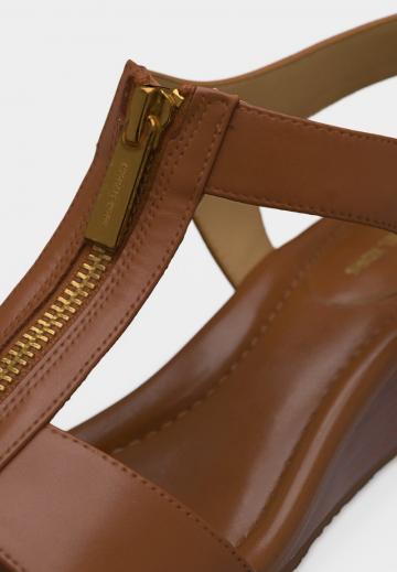 Босоножки на танкетке