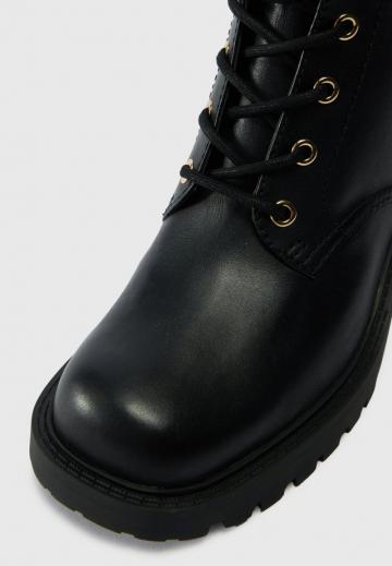 Ботинки на шнуровке