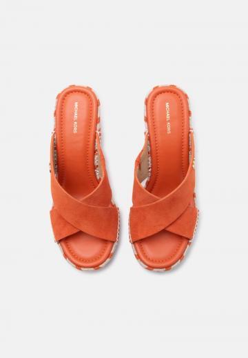 Босоножки на каблуке