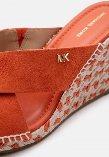 Босоножки на каблуке