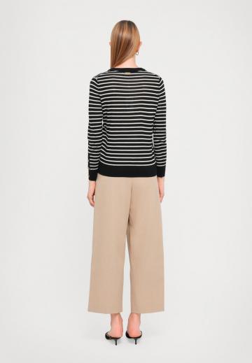 Пуловер в полоску