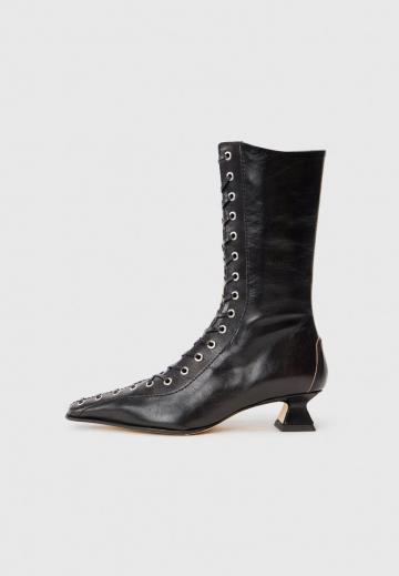 Ботинки на шнуровке