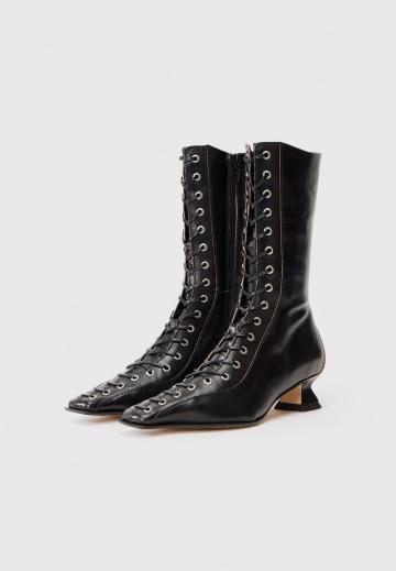 Ботинки на шнуровке