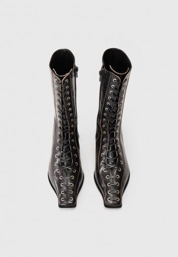 Ботинки на шнуровке