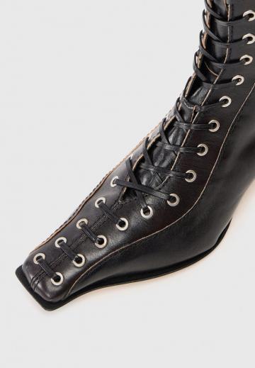Ботинки на шнуровке