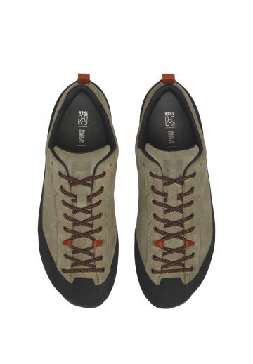 Походные кроссовки