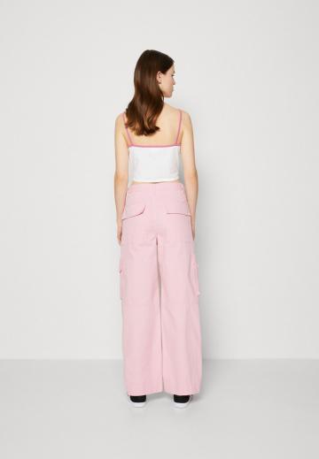 Брюки с накладными карманами