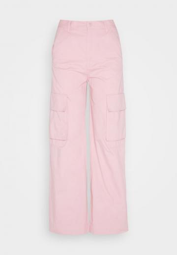 Брюки с накладными карманами