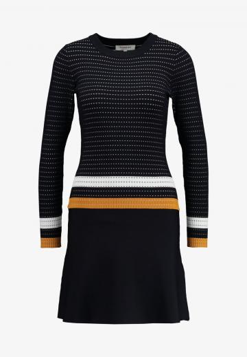 Вязаное платье