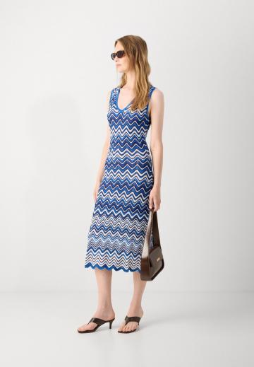 Вязаное платье