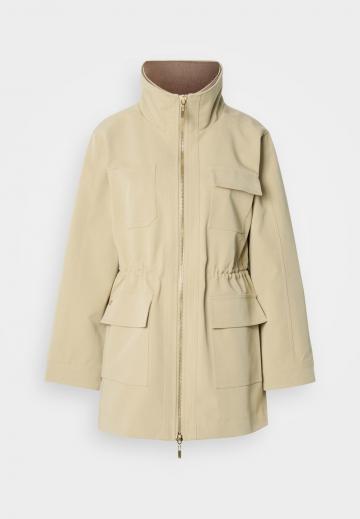 Куртка с накладнымит карманами