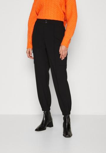 Брюки с накладными карманами