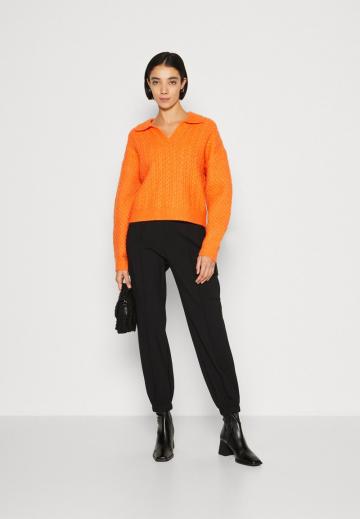 Брюки с накладными карманами