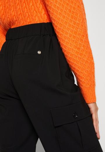 Брюки с накладными карманами