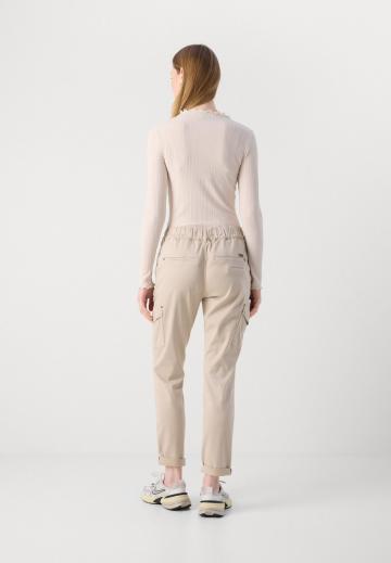 Брюки с накладными карманами