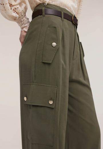 Брюки с накладными карманами